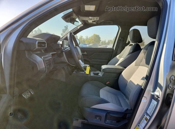 3TMLB5FN8RM000121 2024 TOYOTA TACOMA Серебряный Вид салона спереди