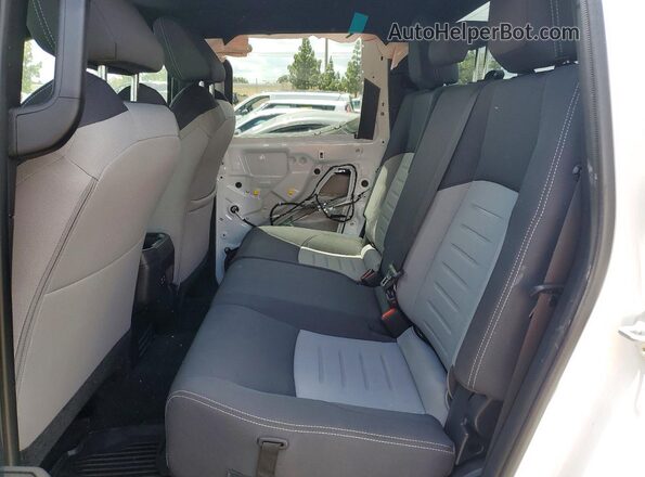 3TMLB5JN0RM082174 2024 TOYOTA TACOMA White Vista de los asientos traseros