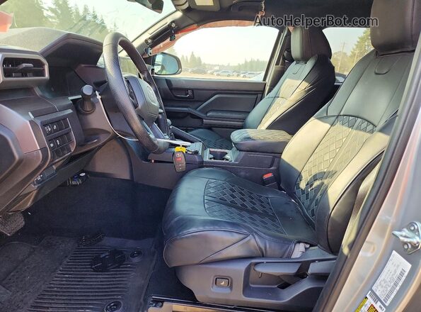 3TMLB5JN0SM108763 2025 TOYOTA TACOMA Серебряный Вид салона спереди