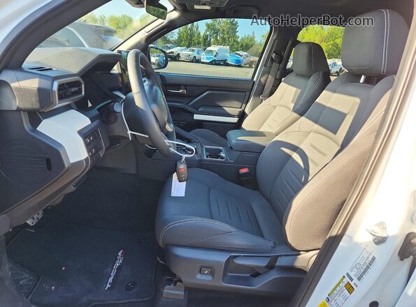 3TMLB5JN1RM032576 2024 TOYOTA TACOMA White Widok wnętrza z przodu