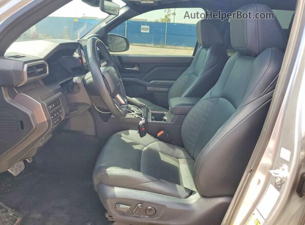3TMLB5JN7RM087386 2024 TOYOTA TACOMA Серебряный Вид салона спереди