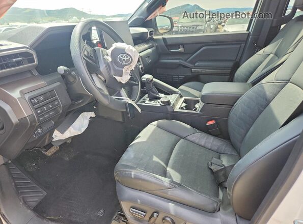 3TMLB5JN8SM088911 2025 TOYOTA TACOMA White წინა სალონის ხედი