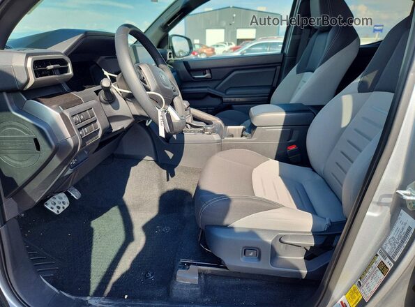 3TMLB5JN8SM179841 2025 TOYOTA TACOMA Серебряный Вид салона спереди