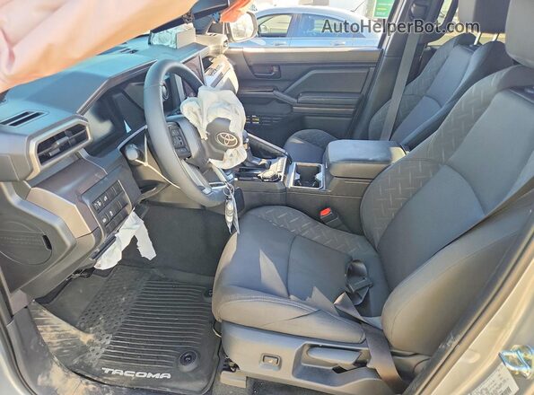 3TMLB5JN8TM243667 2026 TOYOTA TACOMA Silver წინა სალონის ხედი