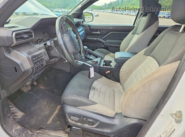 3TMLB5JN9RM045270 2024 TOYOTA TACOMA White Front interior view