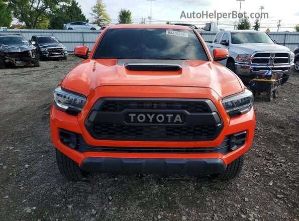 3TYCZ5AN7PT129388 2023 TOYOTA TACOMA Orange Widok z przodu