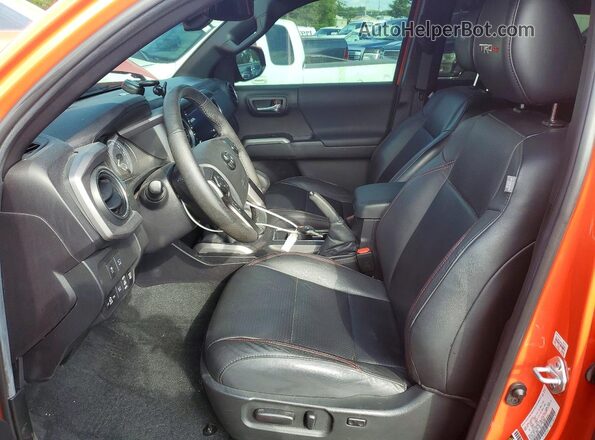 3TYCZ5AN7PT129388 2023 TOYOTA TACOMA Orange Widok wnętrza z przodu