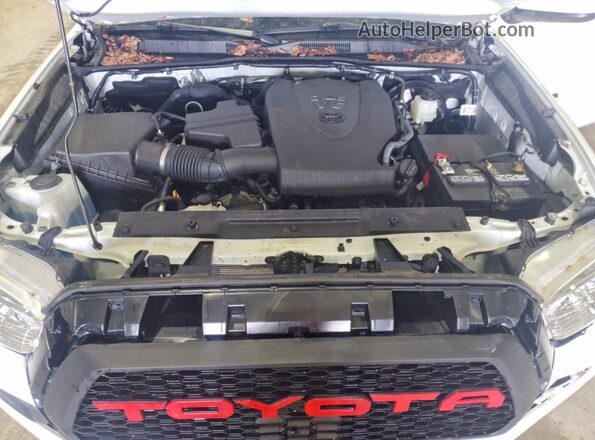 3TYCZ5AN9NT093684 2022 TOYOTA TACOMA White Vista interior trasera