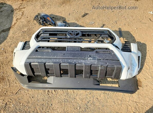 3TYJDAHN3TT044451 2026 TOYOTA TACOMA White Vista del compartimento del motor