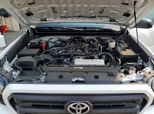 3TYJDAHN6RT002946 2024 TOYOTA TACOMA White Widok wnętrza z tyłu