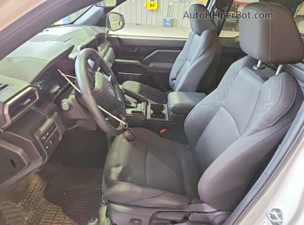 3TYJDAHN7RT008772 2024 TOYOTA TACOMA White Widok wnętrza z przodu