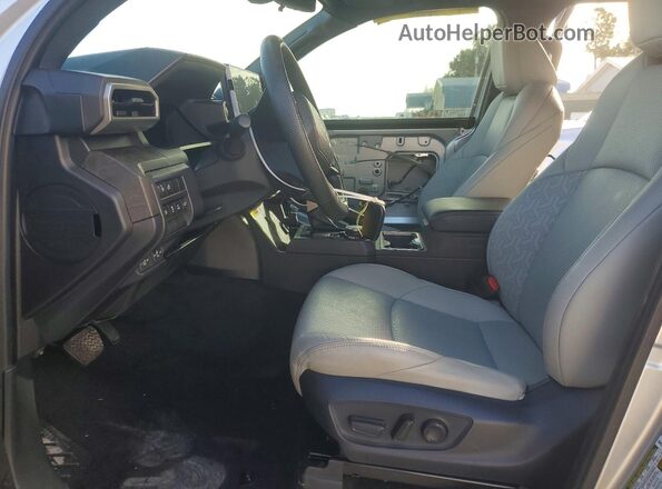 3TYLB5JN9ST063696 2025 TOYOTA TACOMA Silver წინა სალონის ხედი