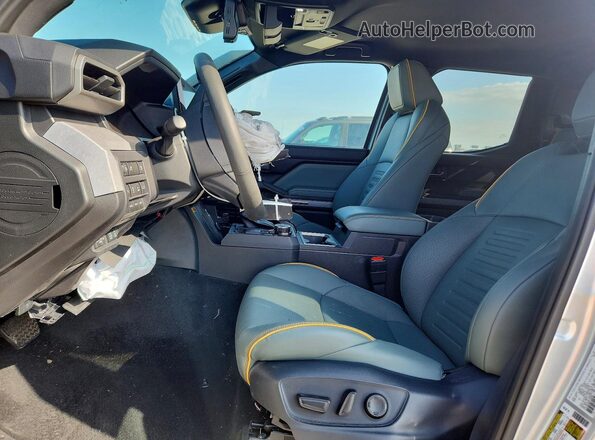 3TYLC5LN0ST036946 2025 TOYOTA TACOMA Silver Vista interior delantera