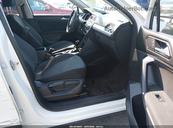 3VV0B7AX3JM114007 2018 VOLKSWAGEN TIGUAN White Front interior view