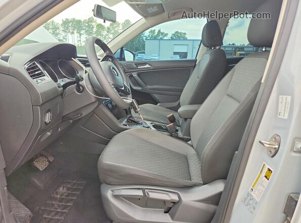 3VV0B7AX6JM105611 2018 VOLKSWAGEN TIGUAN White Вид салону спереду