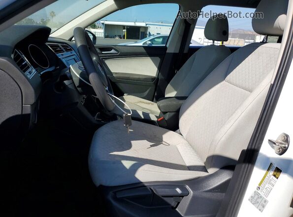 3VV0B7AX6JM116320 2018 VOLKSWAGEN TIGUAN White Widok wnętrza z przodu