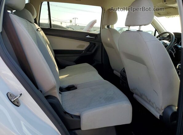 3VV0B7AX6JM116320 2018 VOLKSWAGEN TIGUAN White Widok wnętrza z tyłu