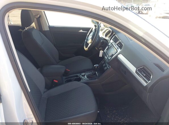 3VV0B7AX9JM018446 2018 VOLKSWAGEN TIGUAN Серебряный Вид салона спереди