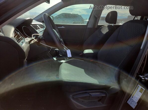 3VV1B7AX1JM190104 2018 VOLKSWAGEN TIGUAN Black Вид салону спереду