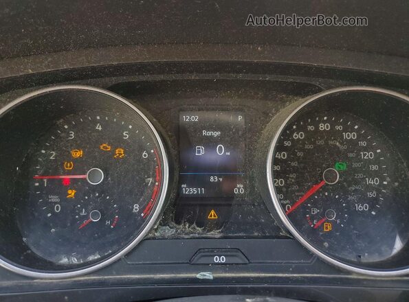 3VV1B7AX2JM074054 2018 VOLKSWAGEN TIGUAN Gray ხელსაწყოთა პანელის ხედი