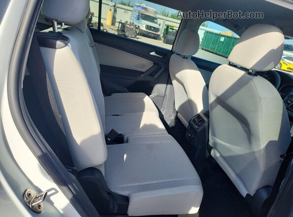 3VV1B7AX5LM112606 2020 VOLKSWAGEN TIGUAN Белый Вид задней части салона