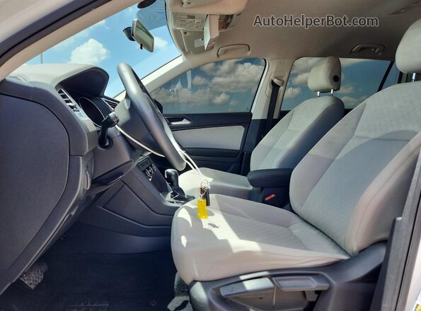 3VV1B7AX6JM035838 2018 VOLKSWAGEN TIGUAN White Widok wnętrza z przodu