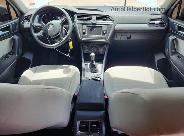 3VV1B7AX6JM035838 2018 VOLKSWAGEN TIGUAN White Widok deski rozdzielczej