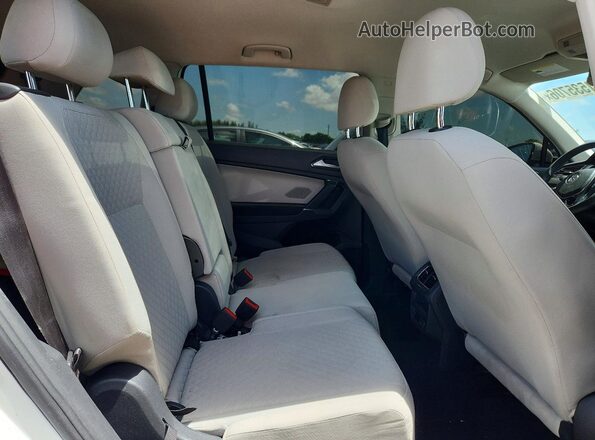 3VV1B7AX6JM035838 2018 VOLKSWAGEN TIGUAN White Widok tylnych siedzeń