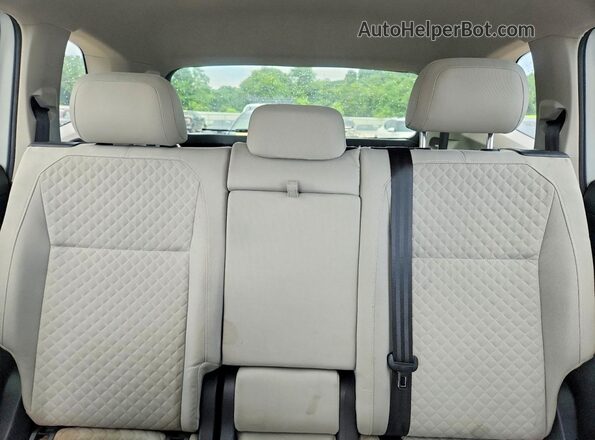 3VV1B7AX7JM033774 2018 VOLKSWAGEN TIGUAN White Vista de los asientos traseros
