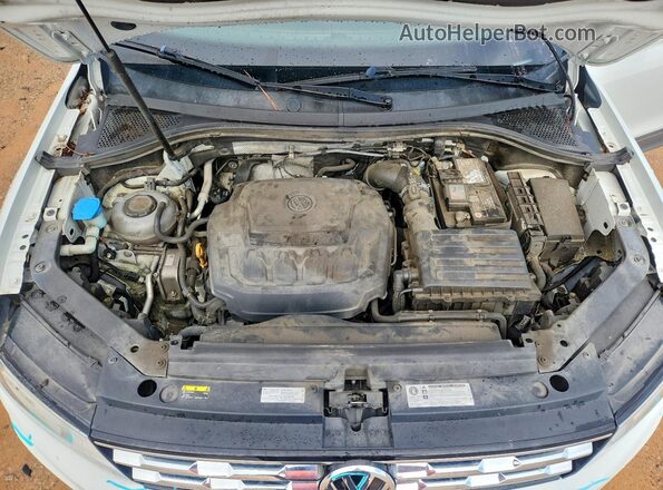 3VV1B7AX7JM033774 2018 VOLKSWAGEN TIGUAN White Vista del compartimento del motor