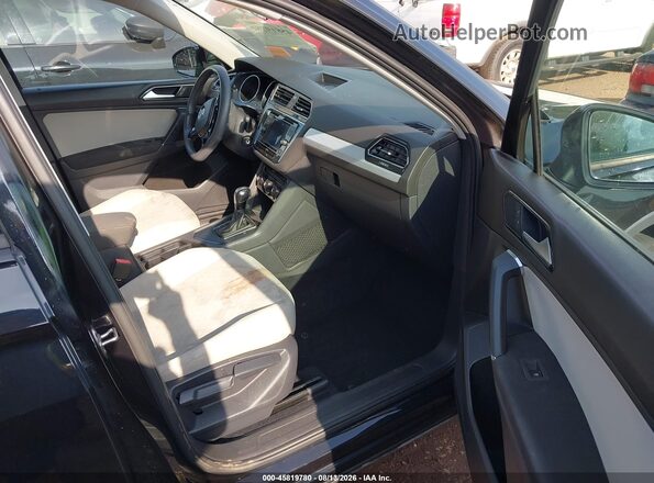 3VV1B7AX8JM068999 2018 VOLKSWAGEN TIGUAN Черный Вид салона спереди