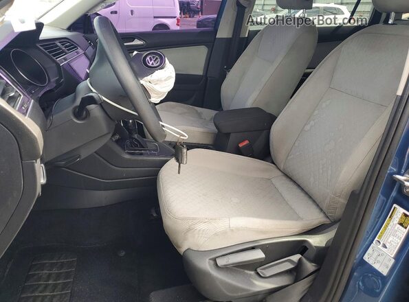 3VV1B7AX8JM070753 2018 VOLKSWAGEN TIGUAN Синий Вид салона спереди