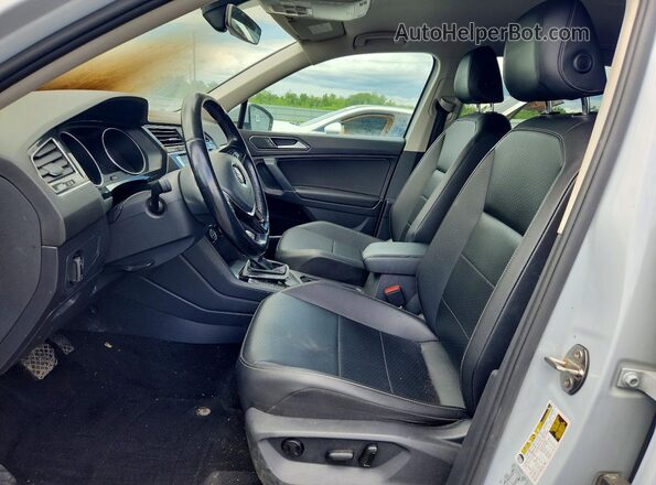 3VV2B7AX0JM166493 2018 VOLKSWAGEN TIGUAN Серебряный Вид салона спереди