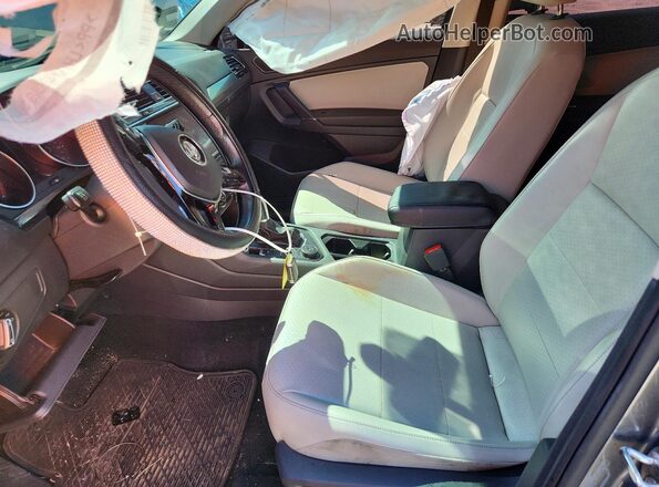 3VV2B7AX0JM184377 2018 VOLKSWAGEN TIGUAN Gray Front interior view