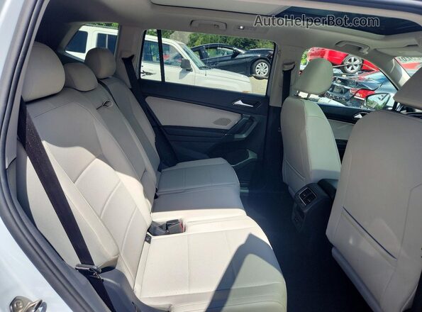 3VV2B7AX0JM191734 2018 VOLKSWAGEN TIGUAN White Հետևի նստատեղերի տեսք