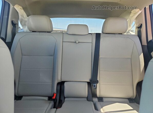 3VV2B7AX0MM058685 2021 VOLKSWAGEN TIGUAN Серебряный Вид задних сидений