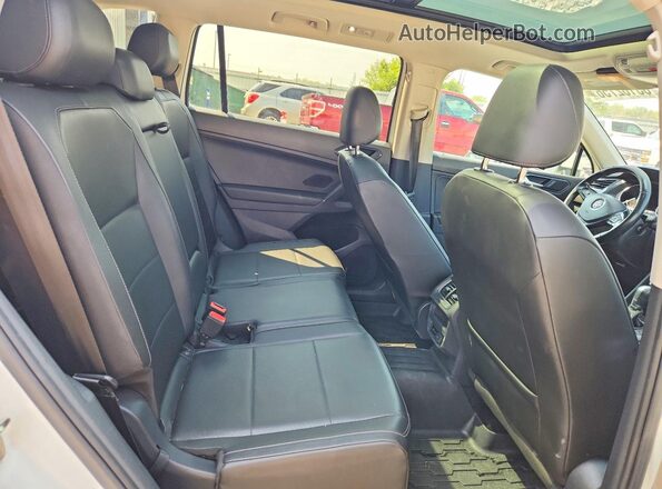 3VV2B7AX1JM097524 2018 VOLKSWAGEN TIGUAN White Widok tylnych siedzeń