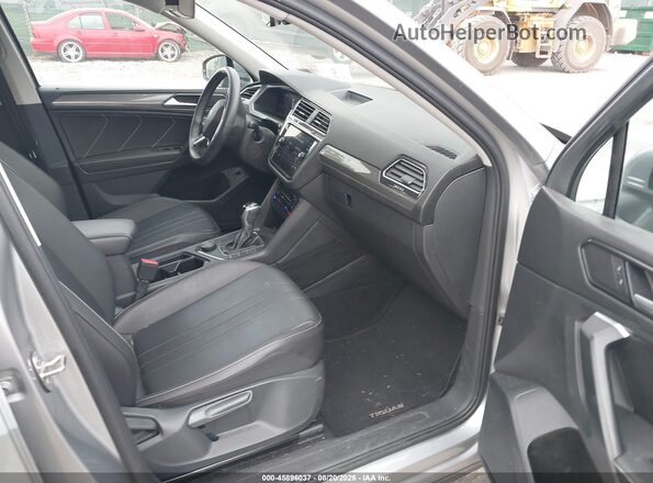 3VV2B7AX1NM061810 2022 VOLKSWAGEN TIGUAN Серебряный Вид салона спереди