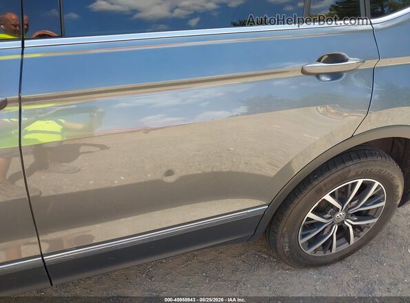 3VV2B7AX2JM200708 2018 VOLKSWAGEN TIGUAN Gray Front view