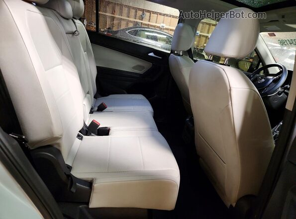 3VV2B7AX2KM038631 2019 VOLKSWAGEN TIGUAN Белый Вид задней части салона