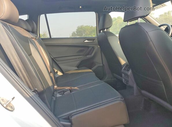 3VV2B7AX2MM117557 2021 VOLKSWAGEN TIGUAN Black Սալոնի հետևի տեսք