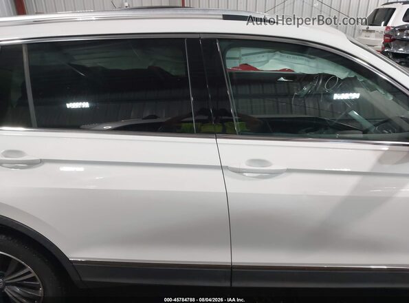 3VV2B7AX3JM086590 2018 VOLKSWAGEN TIGUAN White Widok wnętrza z tyłu
