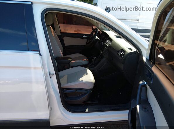 3VV2B7AX3MM110424 2021 VOLKSWAGEN TIGUAN White Front interior view