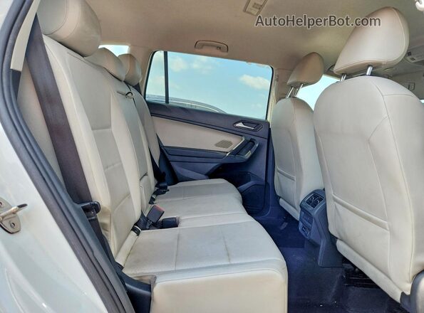 3VV2B7AX4JM140334 2018 VOLKSWAGEN TIGUAN Белый Вид задней части салона