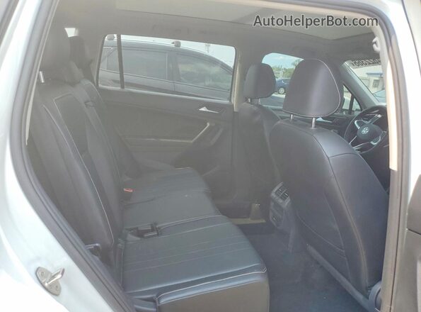 3VV2B7AX4NM131025 2022 VOLKSWAGEN TIGUAN White Вид задньої частини салону