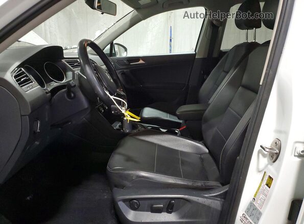 3VV2B7AX6JM003802 2018 VOLKSWAGEN TIGUAN White Vista interior delantera