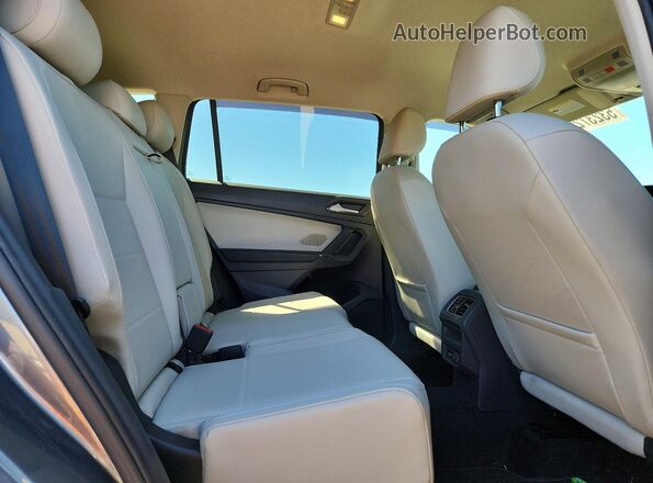 3VV2B7AX7JM162652 2018 VOLKSWAGEN TIGUAN Gray Rear interior view