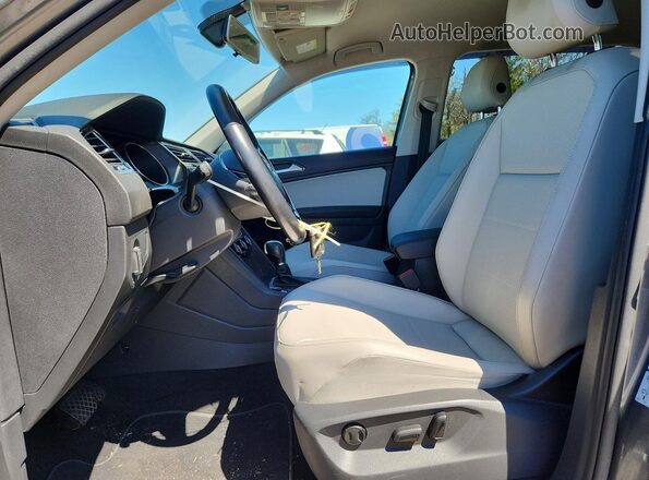 3VV2B7AX7JM162652 2018 VOLKSWAGEN TIGUAN Gray Front interior view