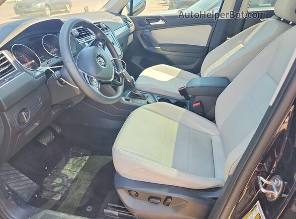 3VV2B7AX7LM033717 2020 VOLKSWAGEN TIGUAN Black Front interior view