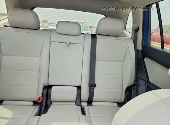 3VV2B7AX8JM218386 2018 VOLKSWAGEN TIGUAN Blue Rear seats view